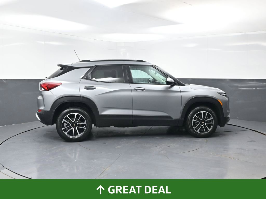 Used 2025 Chevrolet TrailBlazer LT AWD/4WD image 2