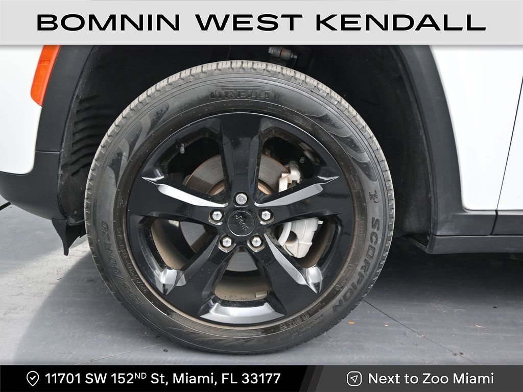 Used 2024 Jeep Grand Cherokee Limited w/ Black Appearance Package image 9