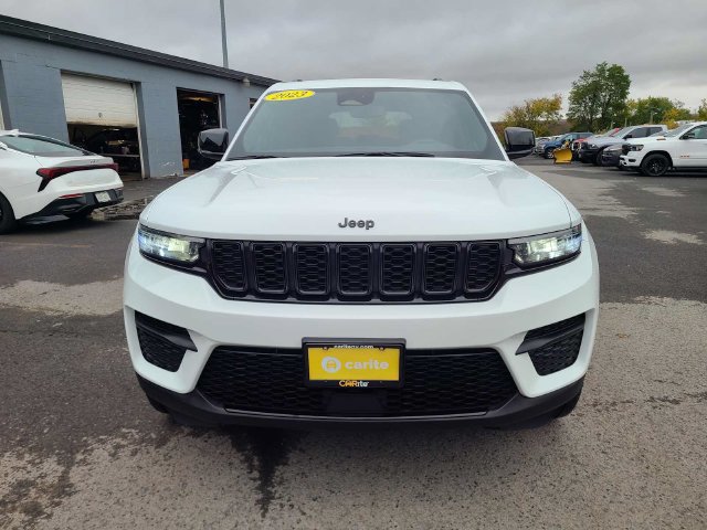 Used 2023 Jeep Grand Cherokee Altitude AWD/4WD image 3
