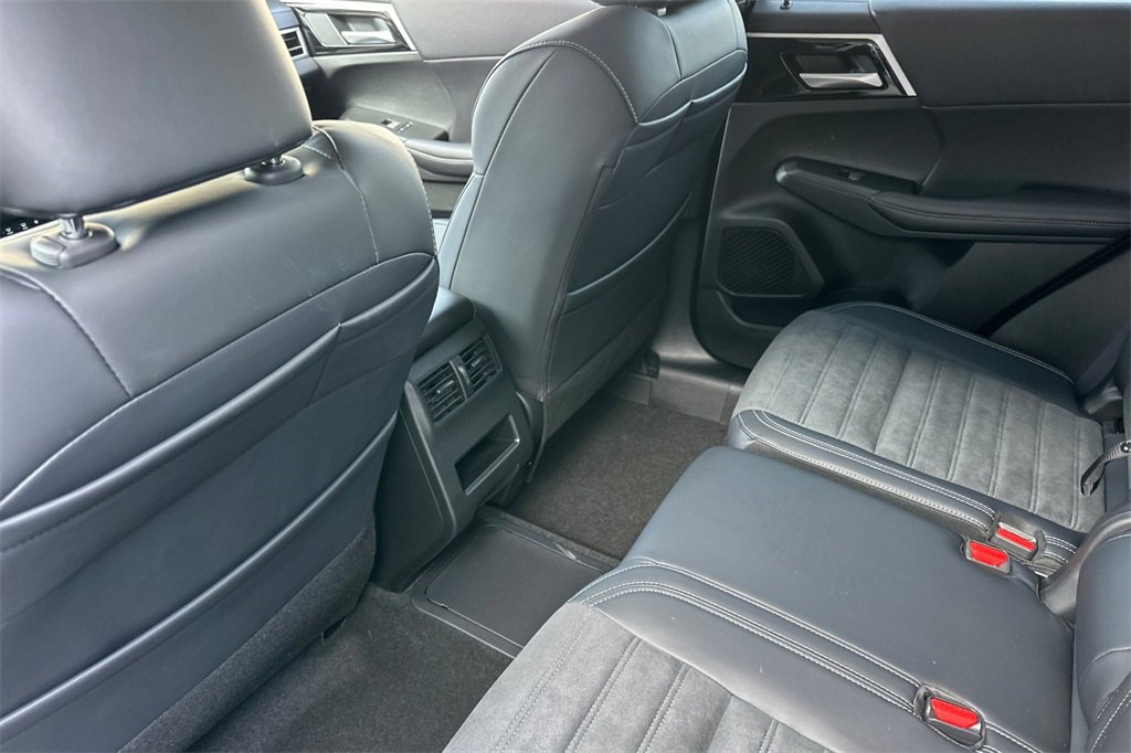 New 2025 Mitsubishi Outlander SE image 13