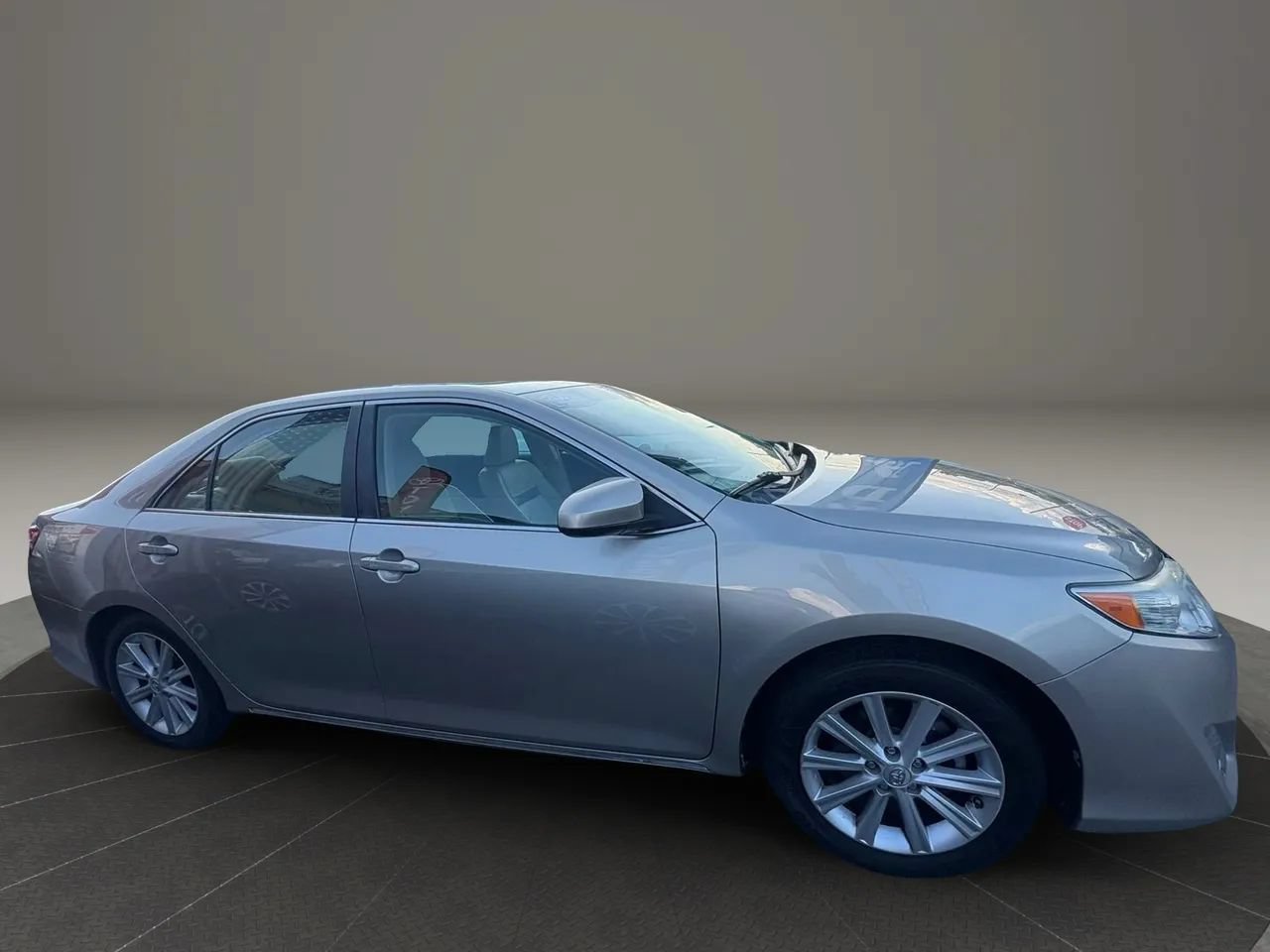 Used 2013 Toyota Camry XLE w/ Leather Pkg FWD image 2