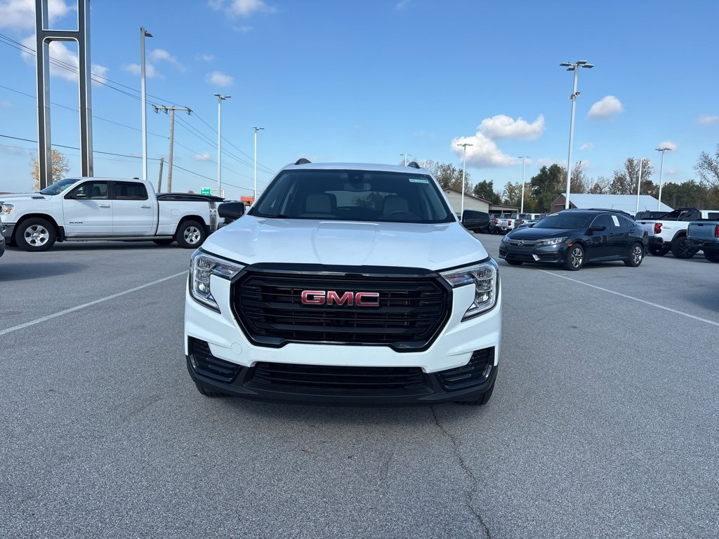 Used 2023 GMC Terrain SLE w/ Driver Convenience Package image 2