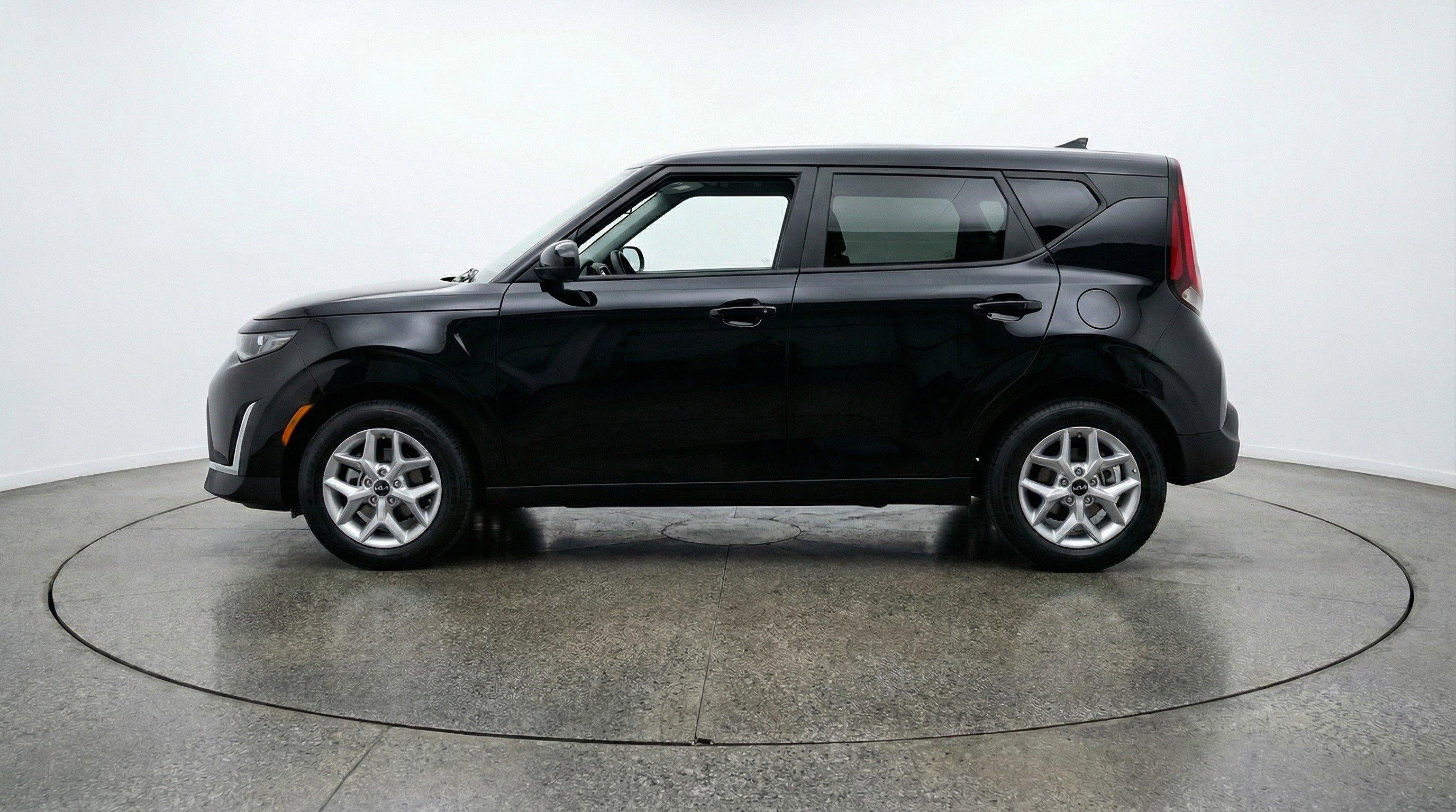 Used 2025 Kia Soul LX w/ LX Technology Package image 5