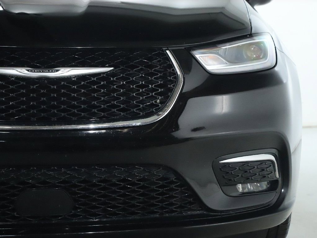 Used 2024 Chrysler Pacifica Touring-L image 7
