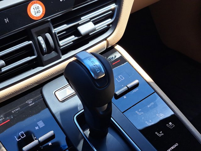 Certified 2025 Porsche Macan AWD/4WD image 34