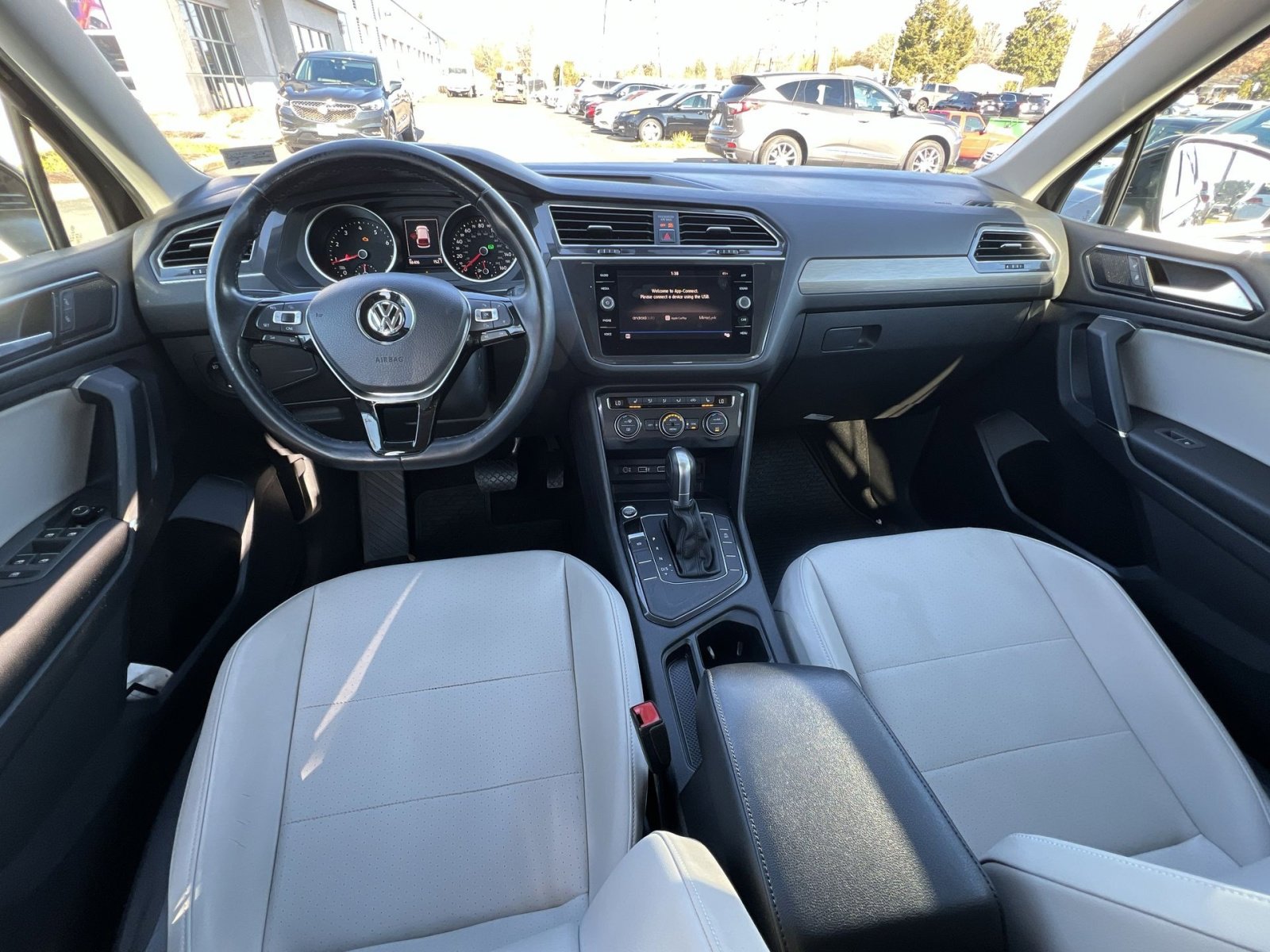 Used 2018 Volkswagen Tiguan SE image 2