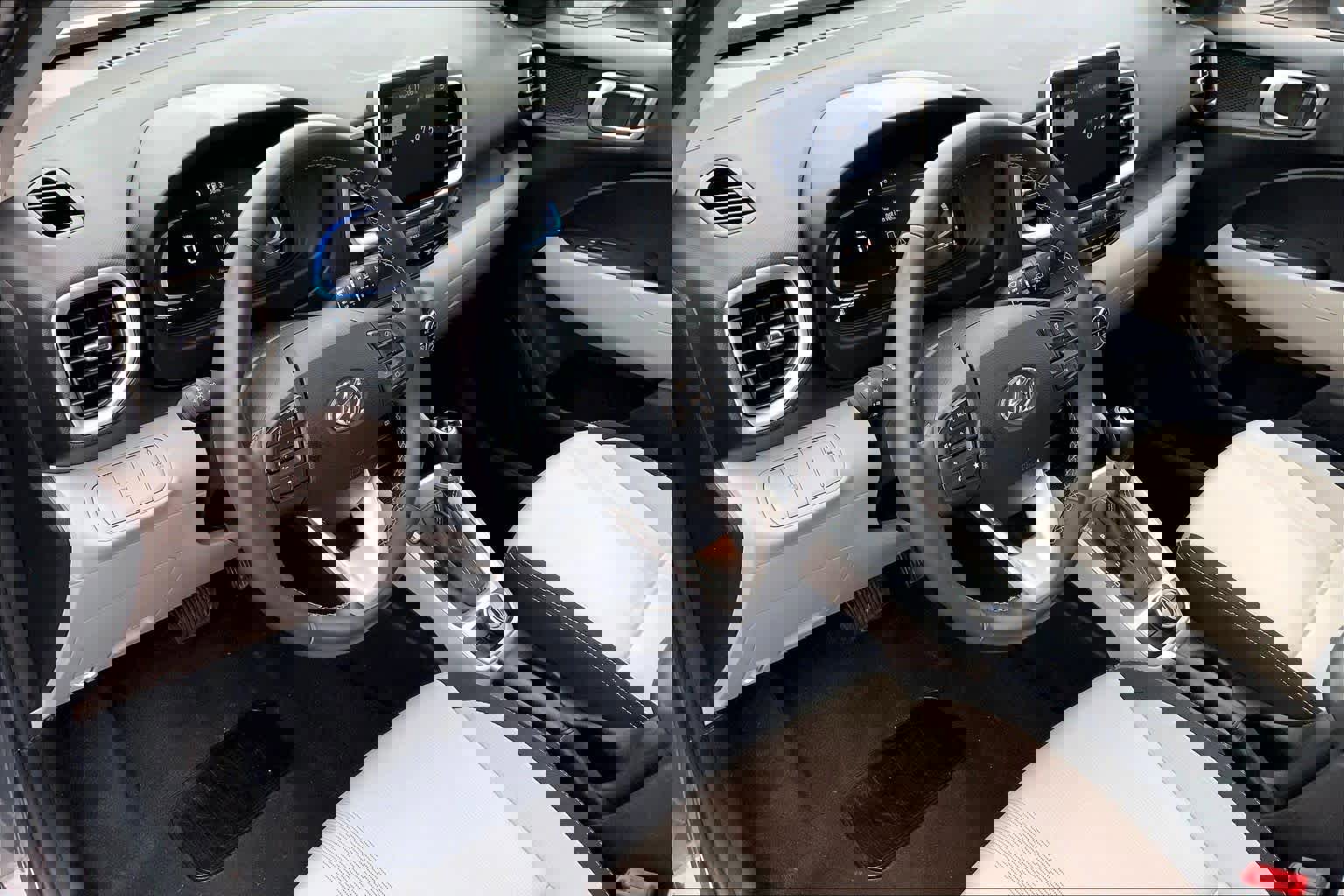 Used 2025 Hyundai Venue SEL image 17