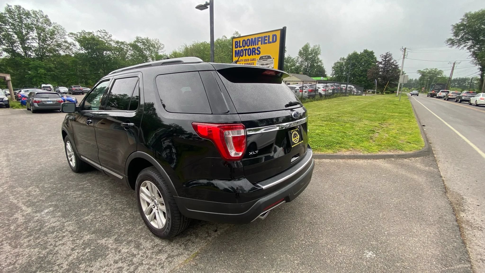 Used 2018 Ford Explorer XLT w/ Equipment Group 202A AWD/4WD image 3