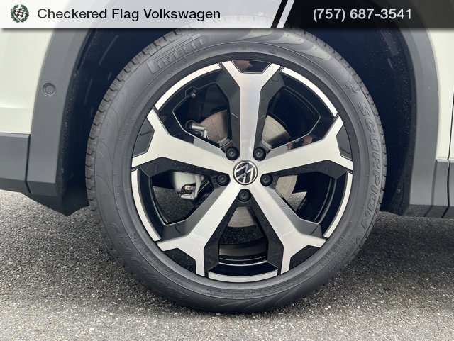 New 2025 Volkswagen Tiguan SE image 12