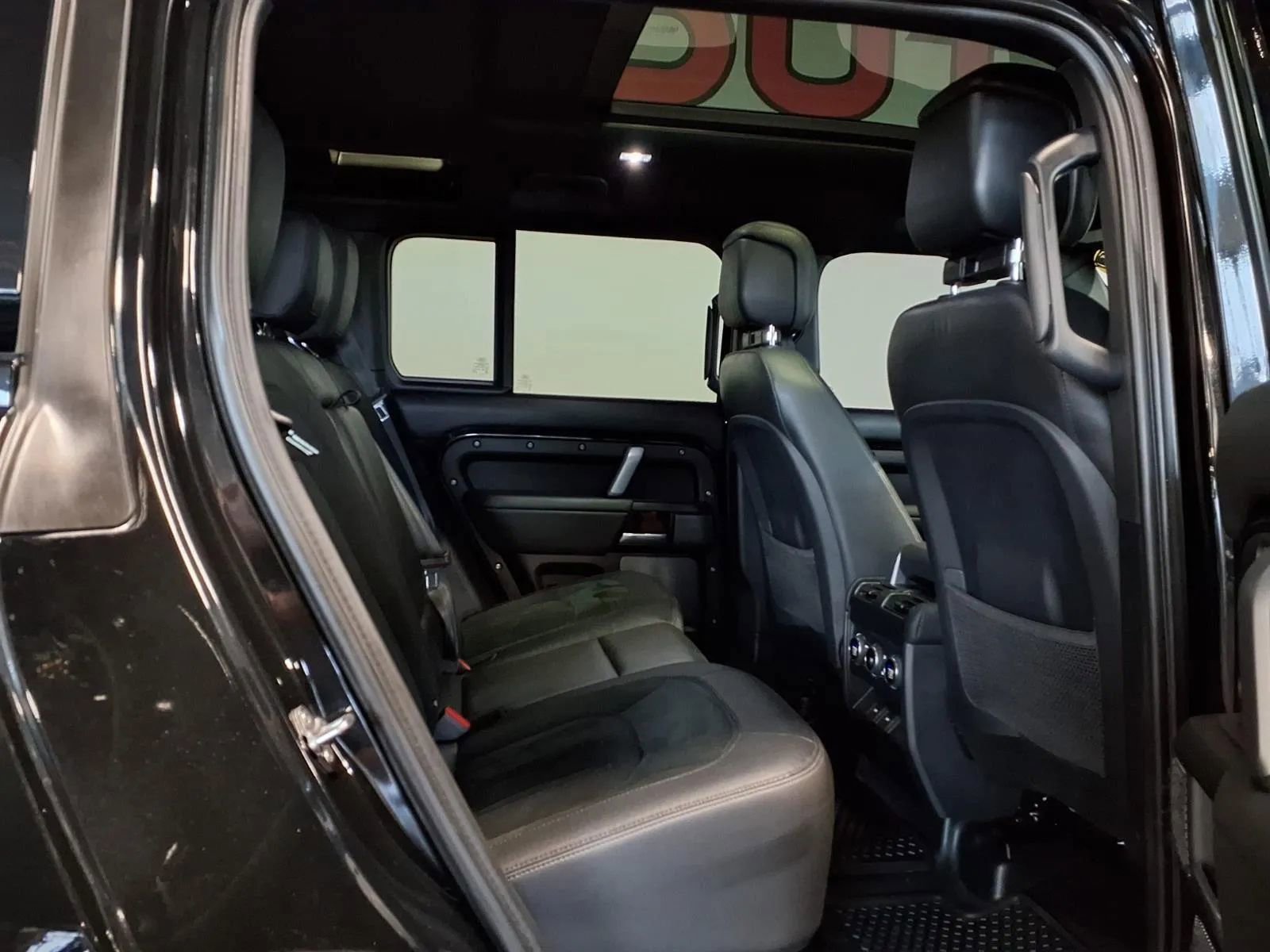 Used 2023 Land Rover Defender 110 V8 image 9