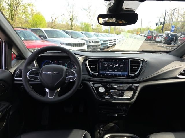 Used 2025 Chrysler Pacifica Select w/ Uconnect Theater Family Group image 14