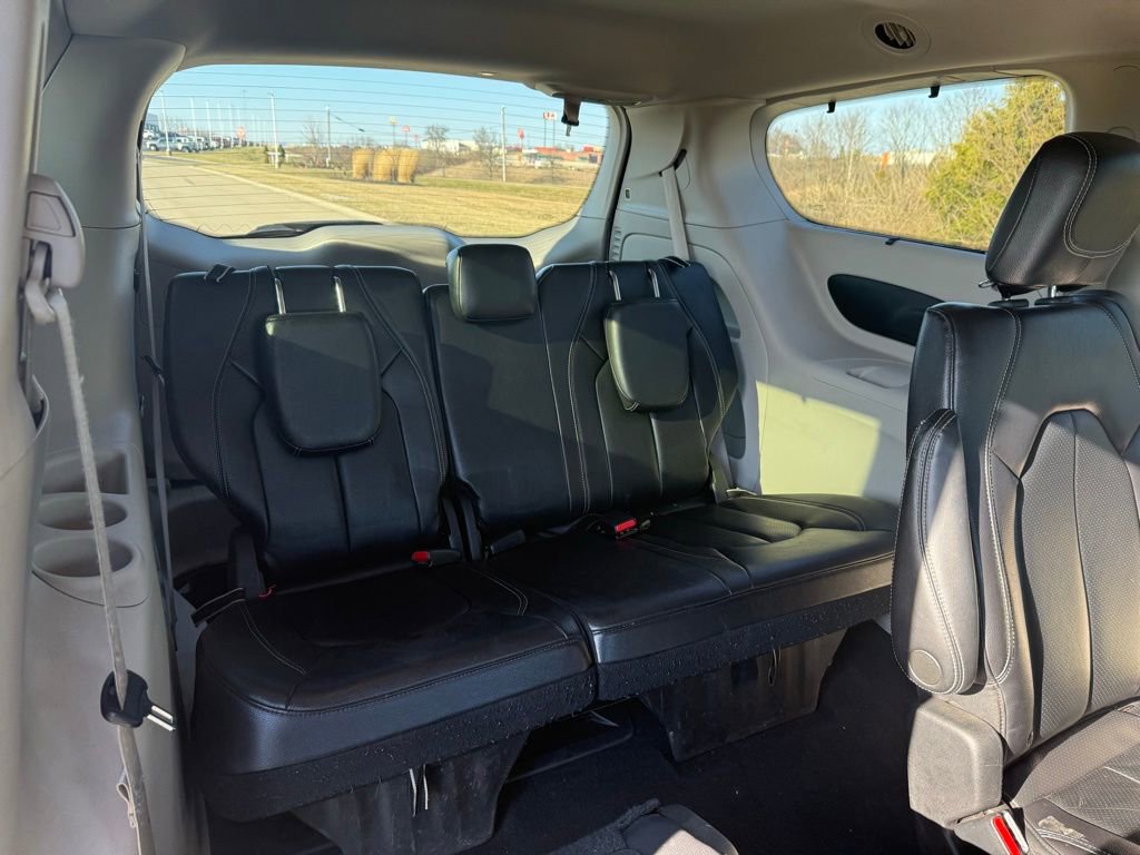 Used 2022 Chrysler Pacifica Touring-L image 14