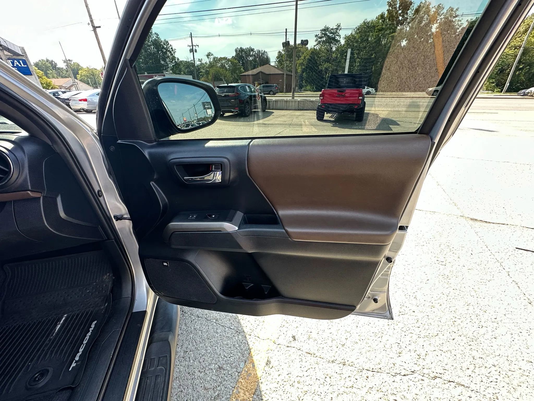 Used 2018 Toyota Tacoma Limited image 15