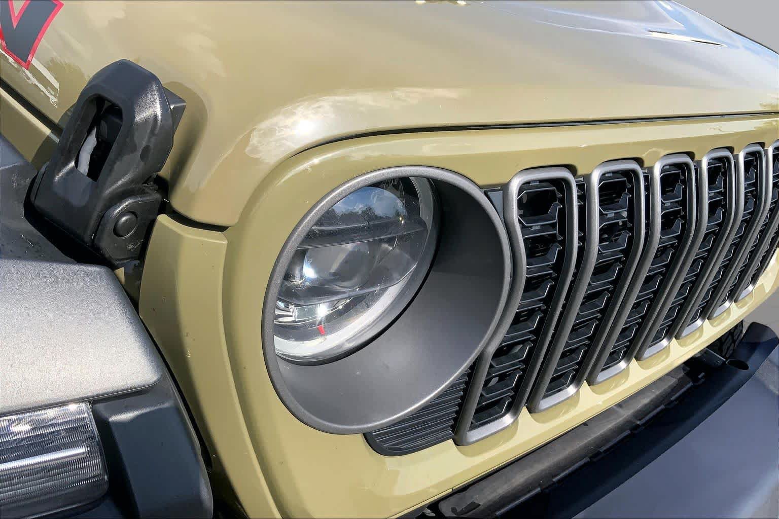 Used 2025 Jeep Gladiator Rubicon w/ Convenience Group AWD/4WD image 27