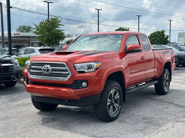 Used 2017 Toyota Tacoma TRD Sport w/ Tow Package (A/T) AWD/4WD image 3