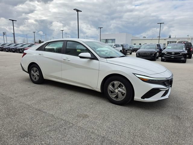 Used 2025 Hyundai Elantra SE FWD image 3