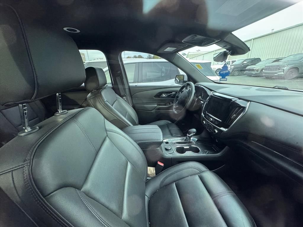 Used 2023 Chevrolet Traverse RS image 3