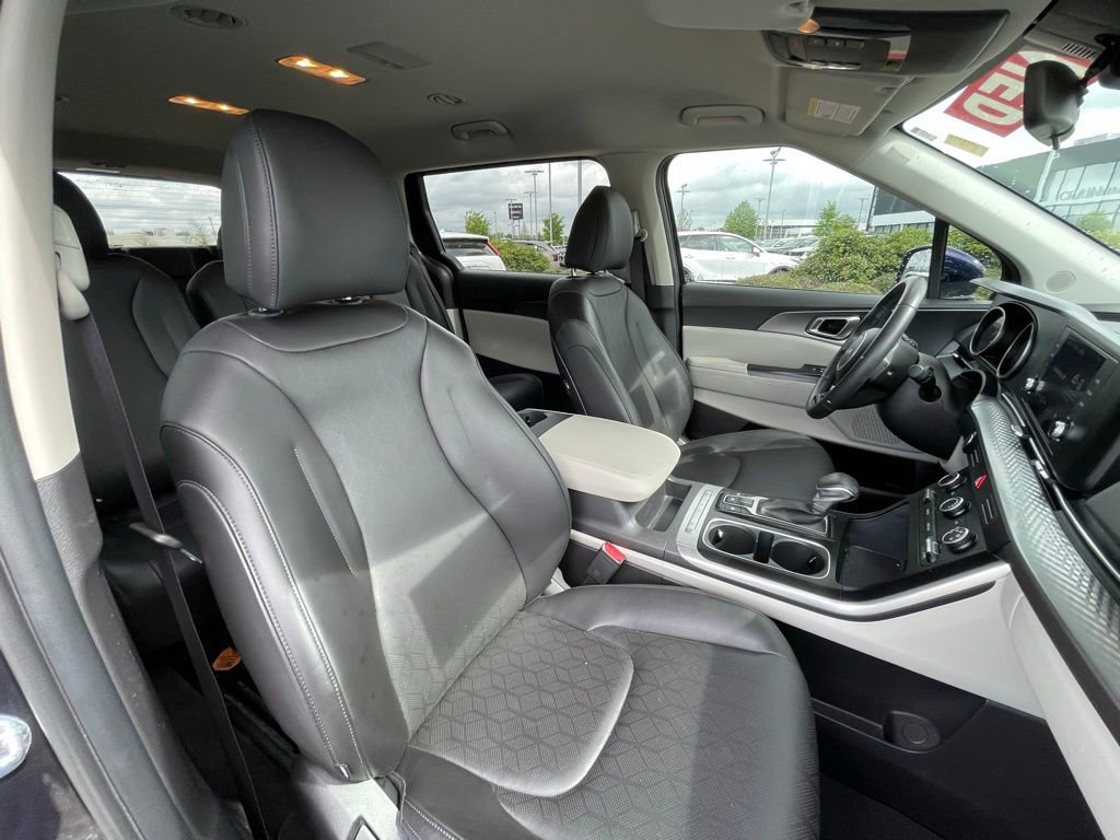 Used 2024 Kia Carnival LX image 31