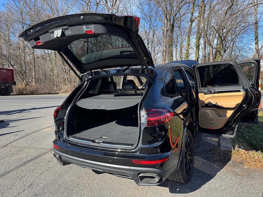 Used 2017 Porsche Cayenne Platinum Edition w/ Premium Package (PJV) AWD/4WD image 8