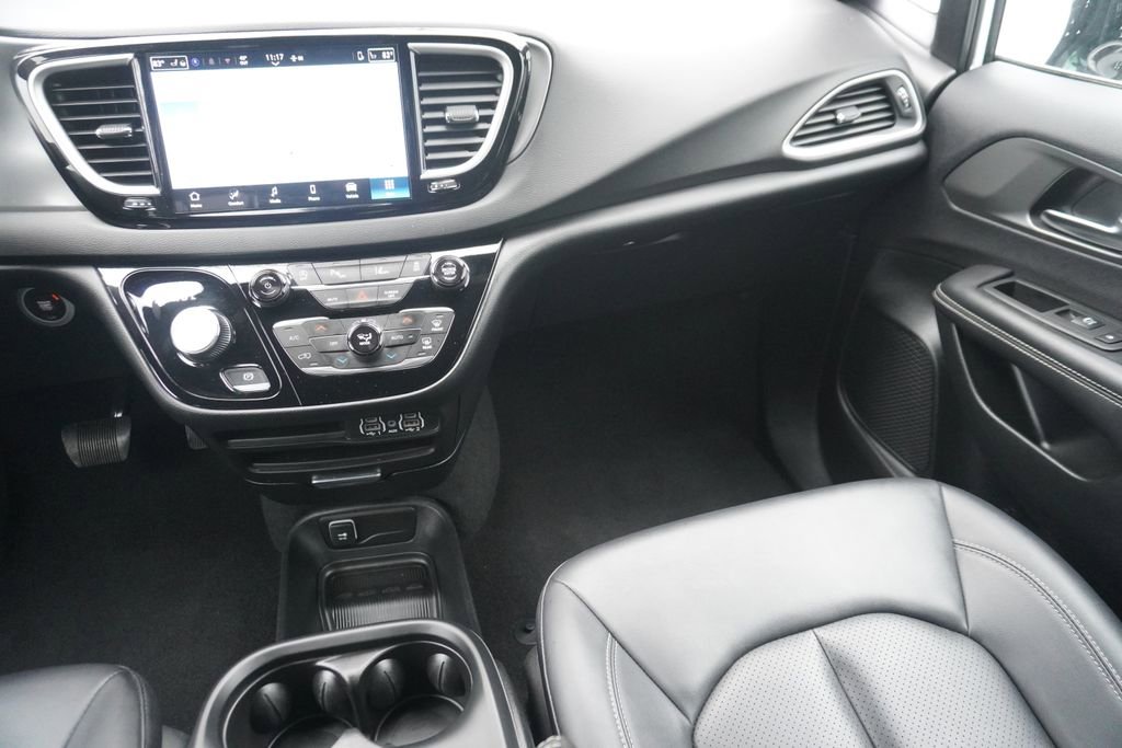 Used 2025 Chrysler Pacifica Select image 33