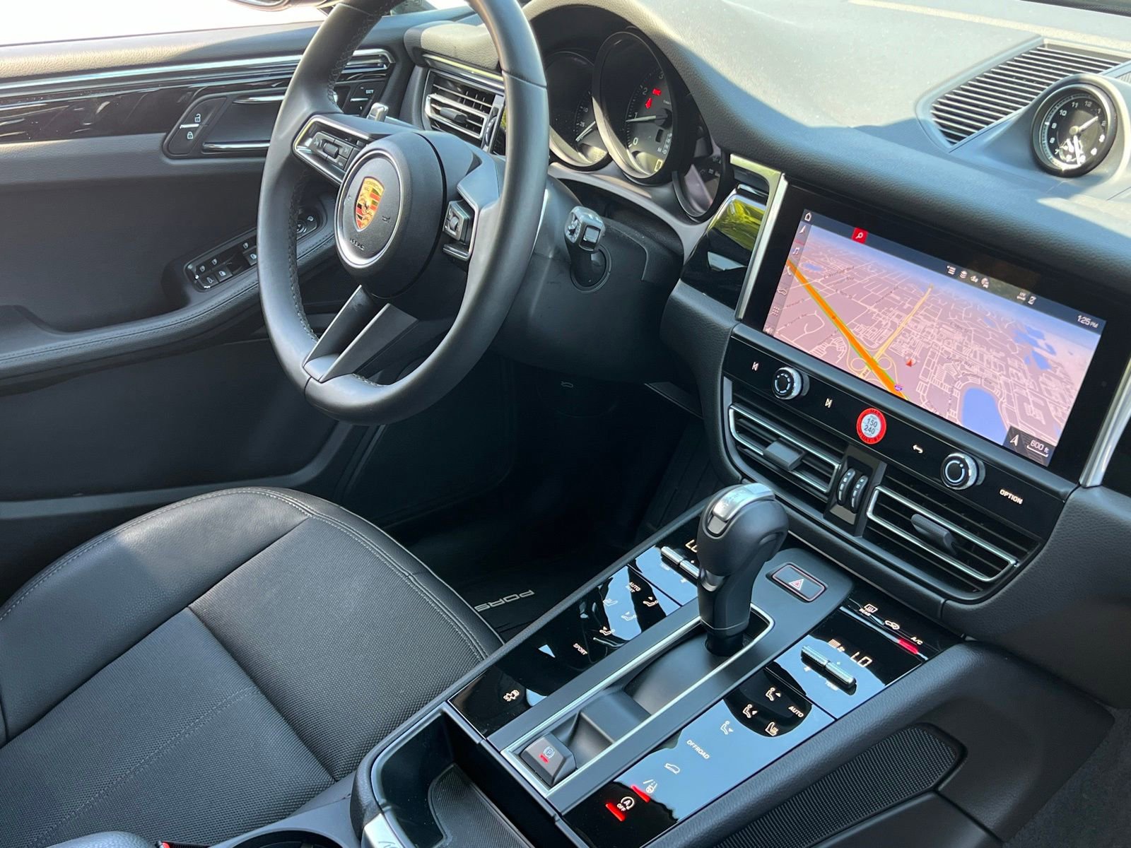 Certified 2025 Porsche Macan AWD/4WD image 15