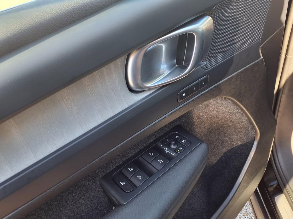 Certified 2025 Volvo XC40 B5 Core AWD/4WD image 9