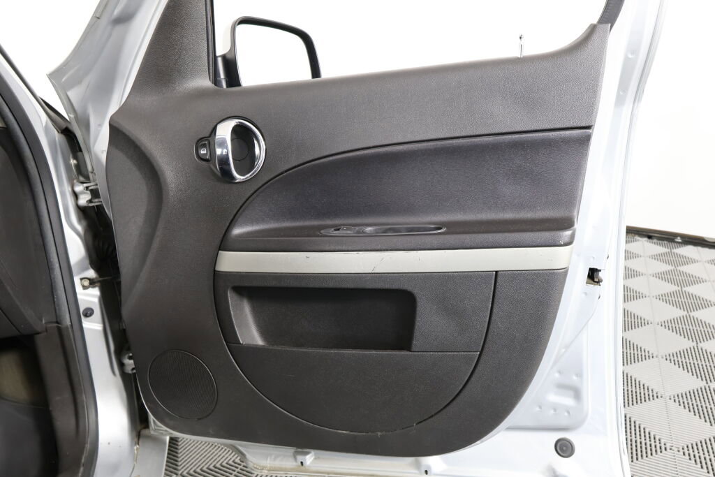 Used 2010 Chevrolet HHR LT image 25