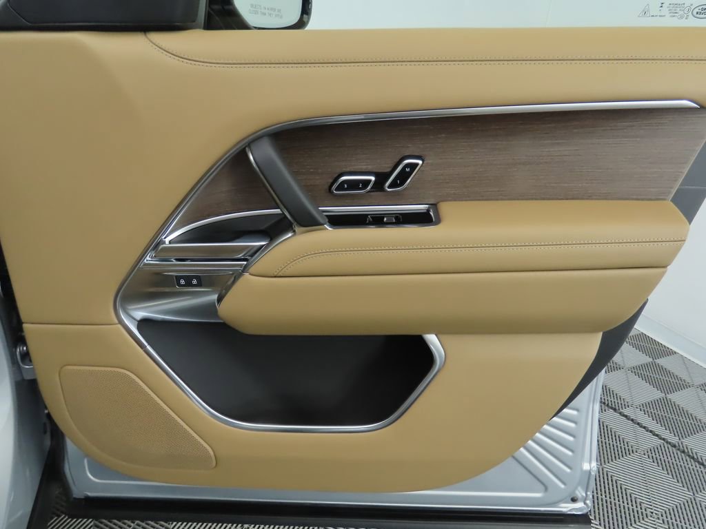 New 2025 Land Rover Range Rover SE image 27