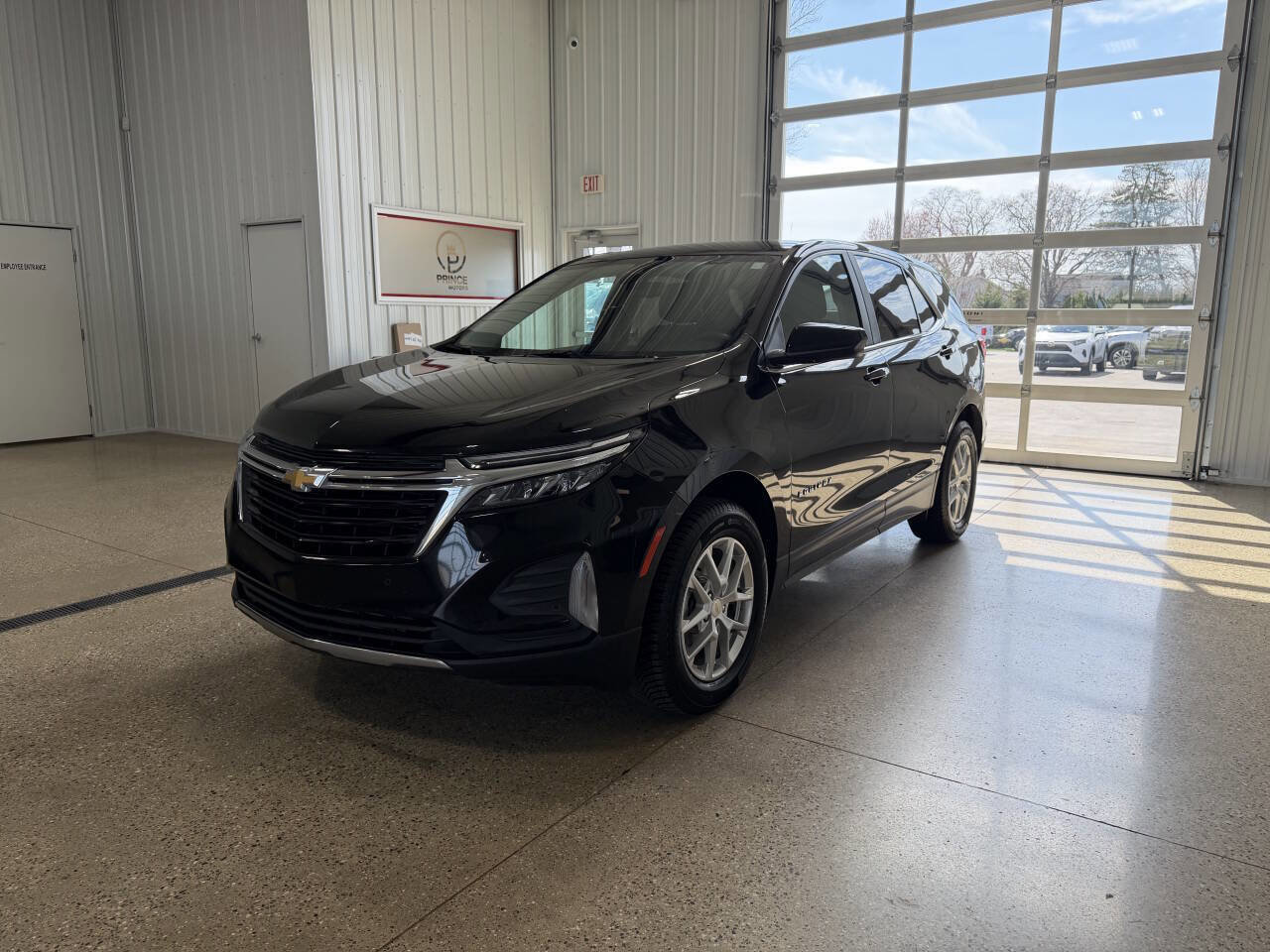 Used 2022 Chevrolet Equinox LT w/ Driver Convenience Package AWD/4WD image 2
