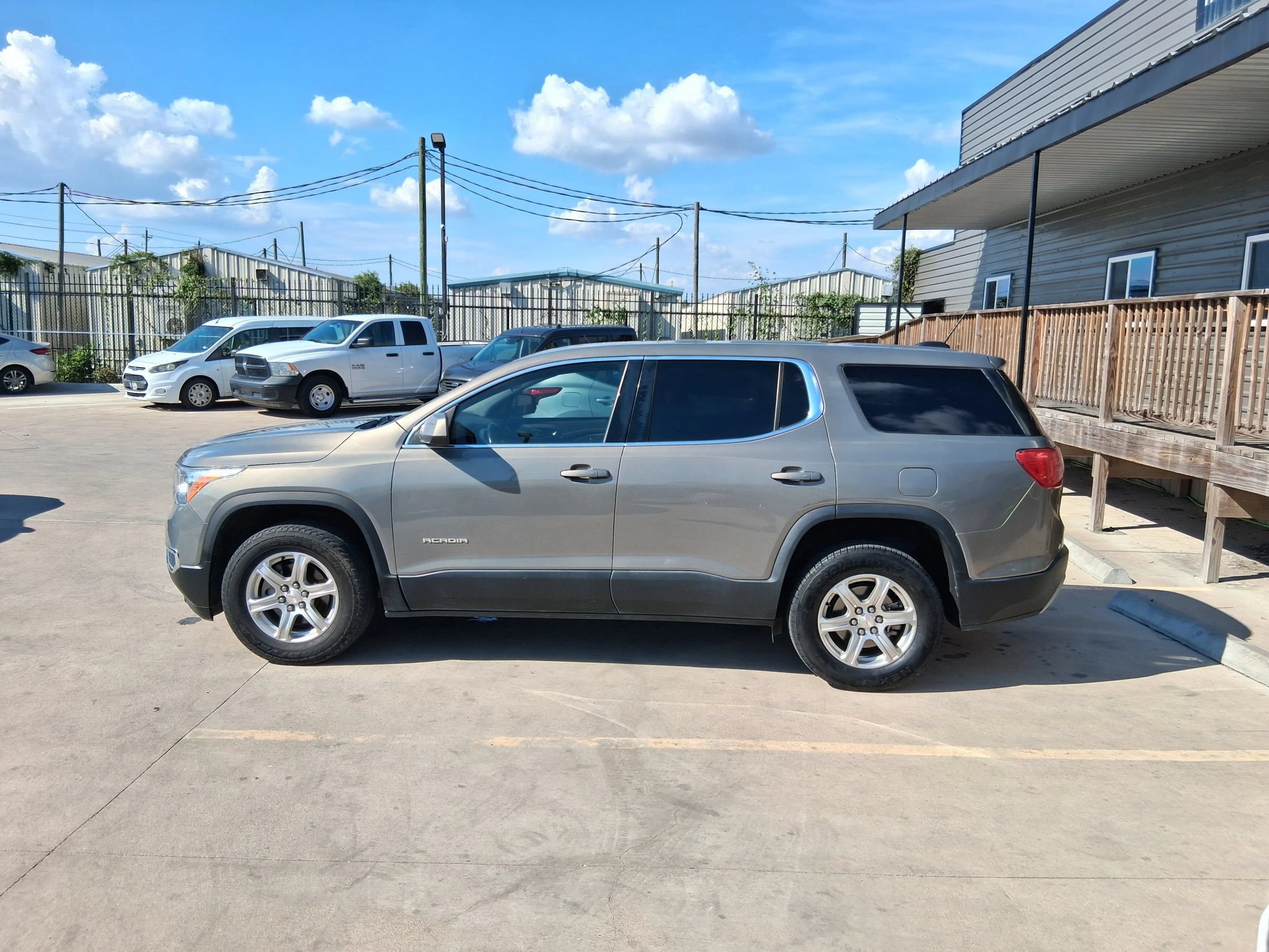 Used 2019 GMC Acadia SLE AWD/4WD image 3
