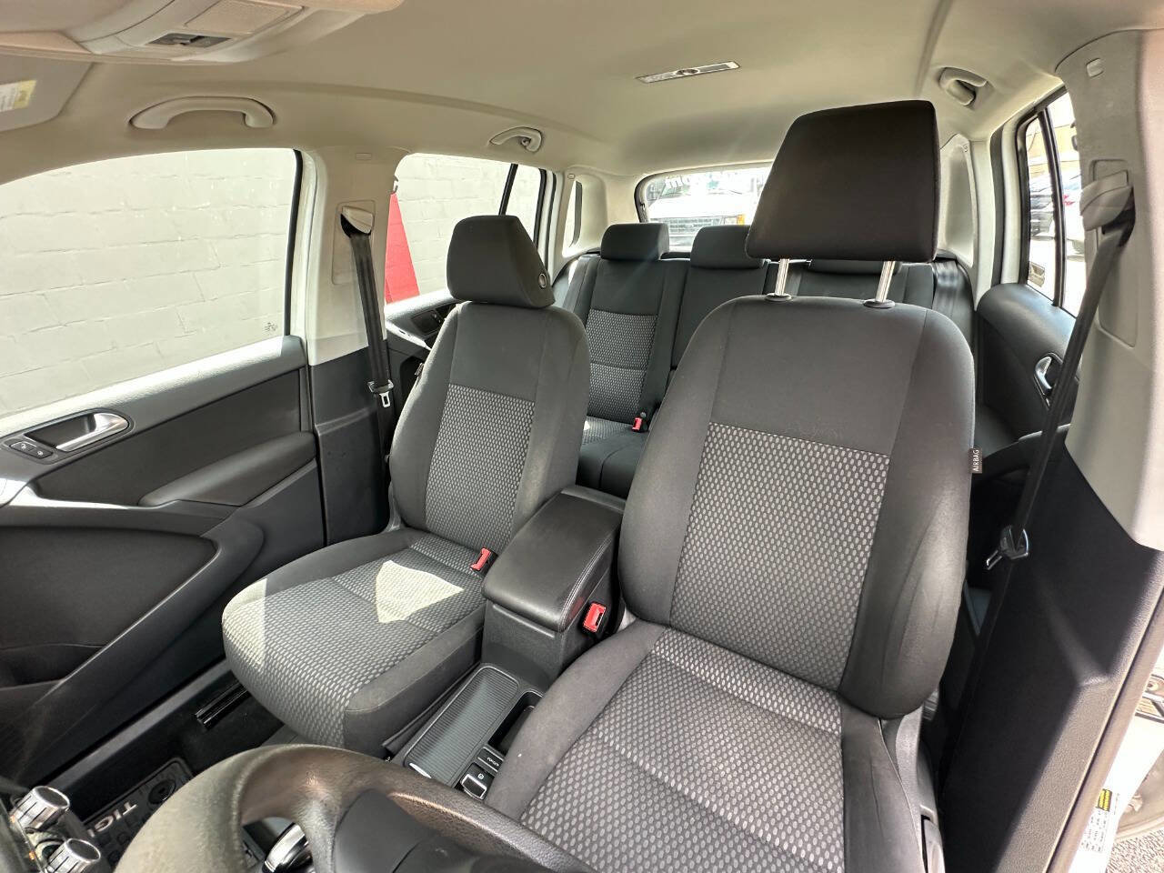 Used 2011 Volkswagen Tiguan SE image 19