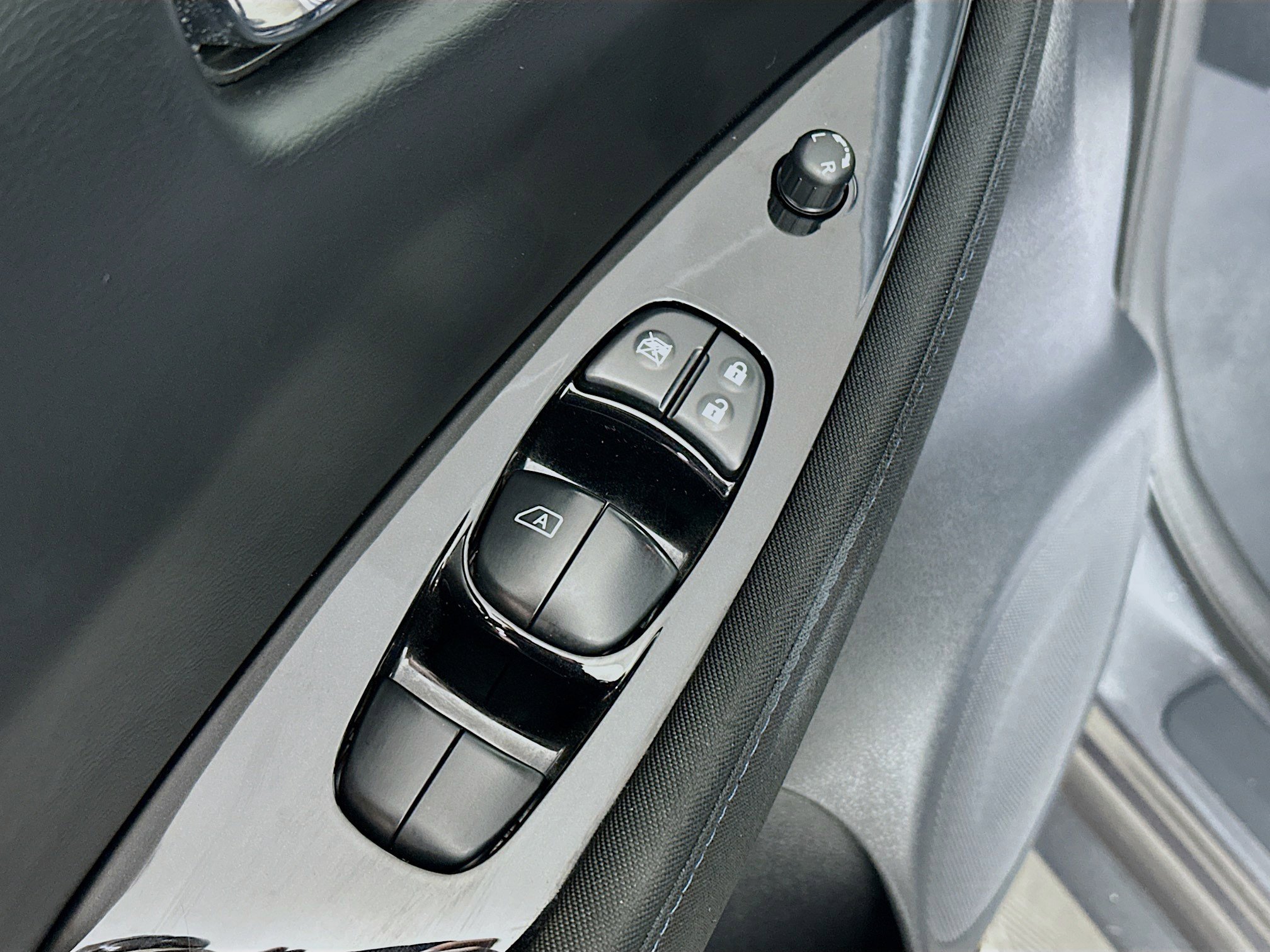 Used 2018 Nissan Leaf SV w/ SV Technology Package FWD image 18