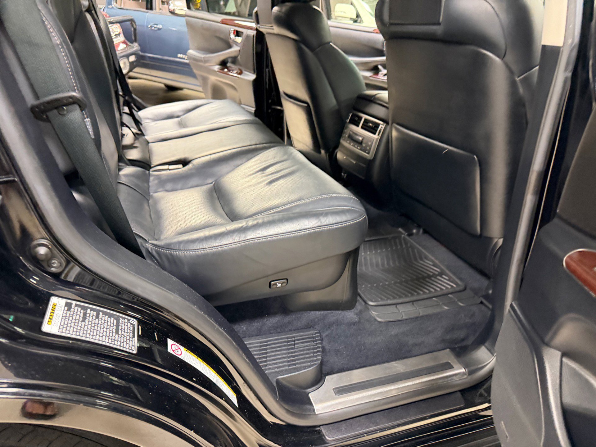 Used 2013 Lexus LX 570 4WD w/ Luxury Pkg w/Pre-crash image 27