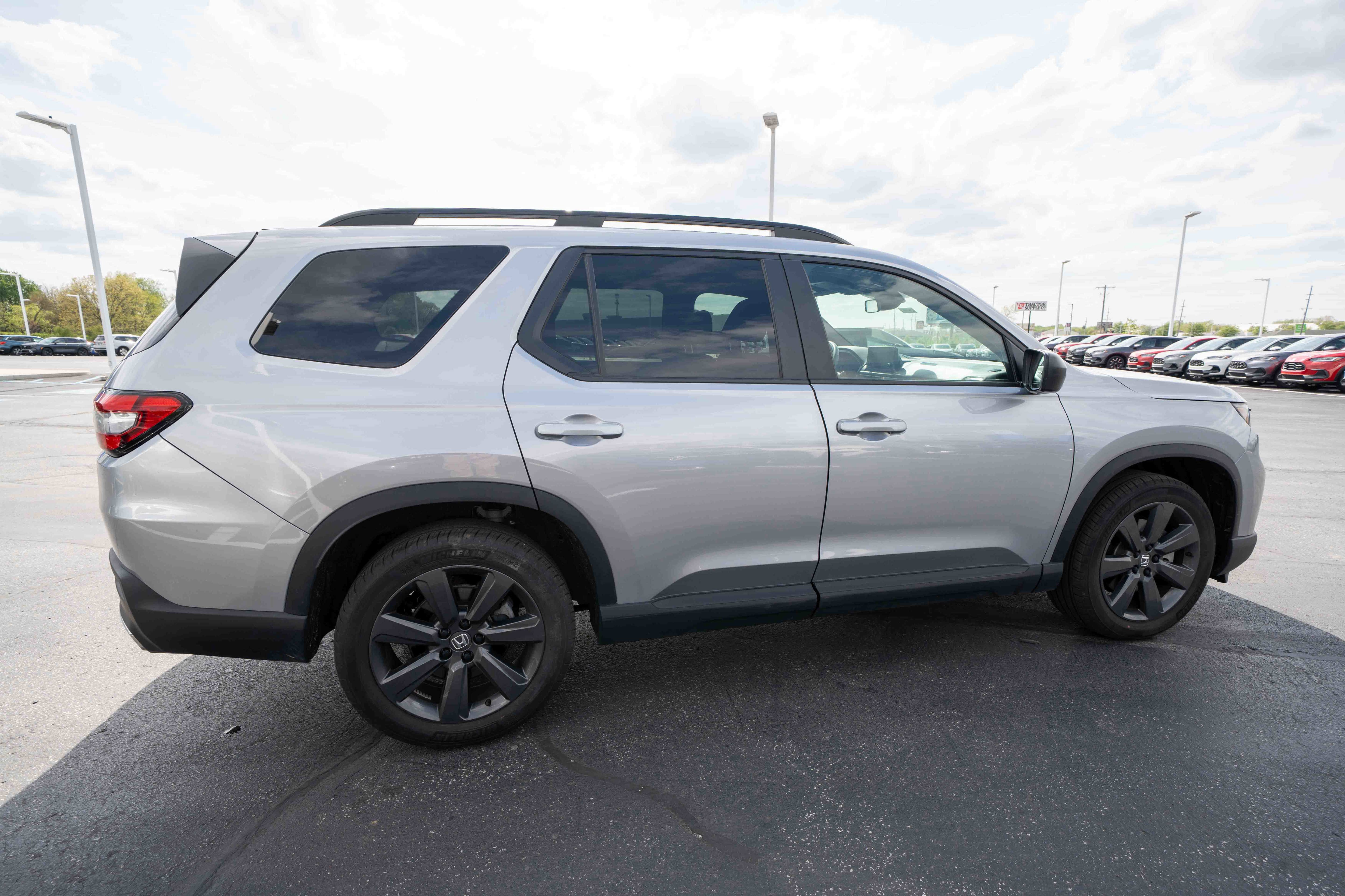 Used 2025 Honda Pilot Sport image 6