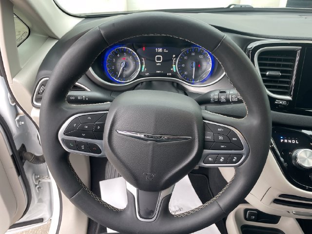 Used 2024 Chrysler Pacifica Touring-L FWD image 25