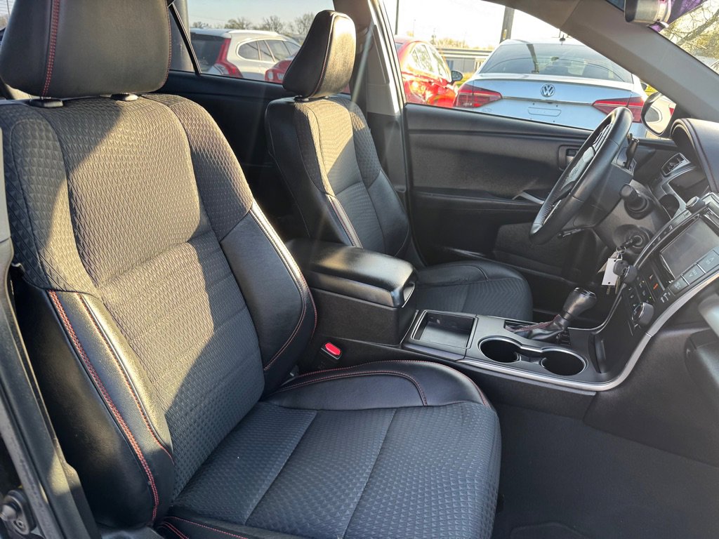 Used 2015 Toyota Camry SE w/ Moonroof Package FWD image 14