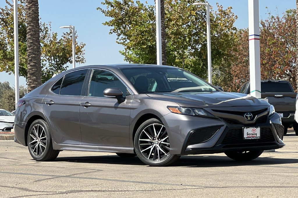 Used 2024 Toyota Camry SE FWD image 2