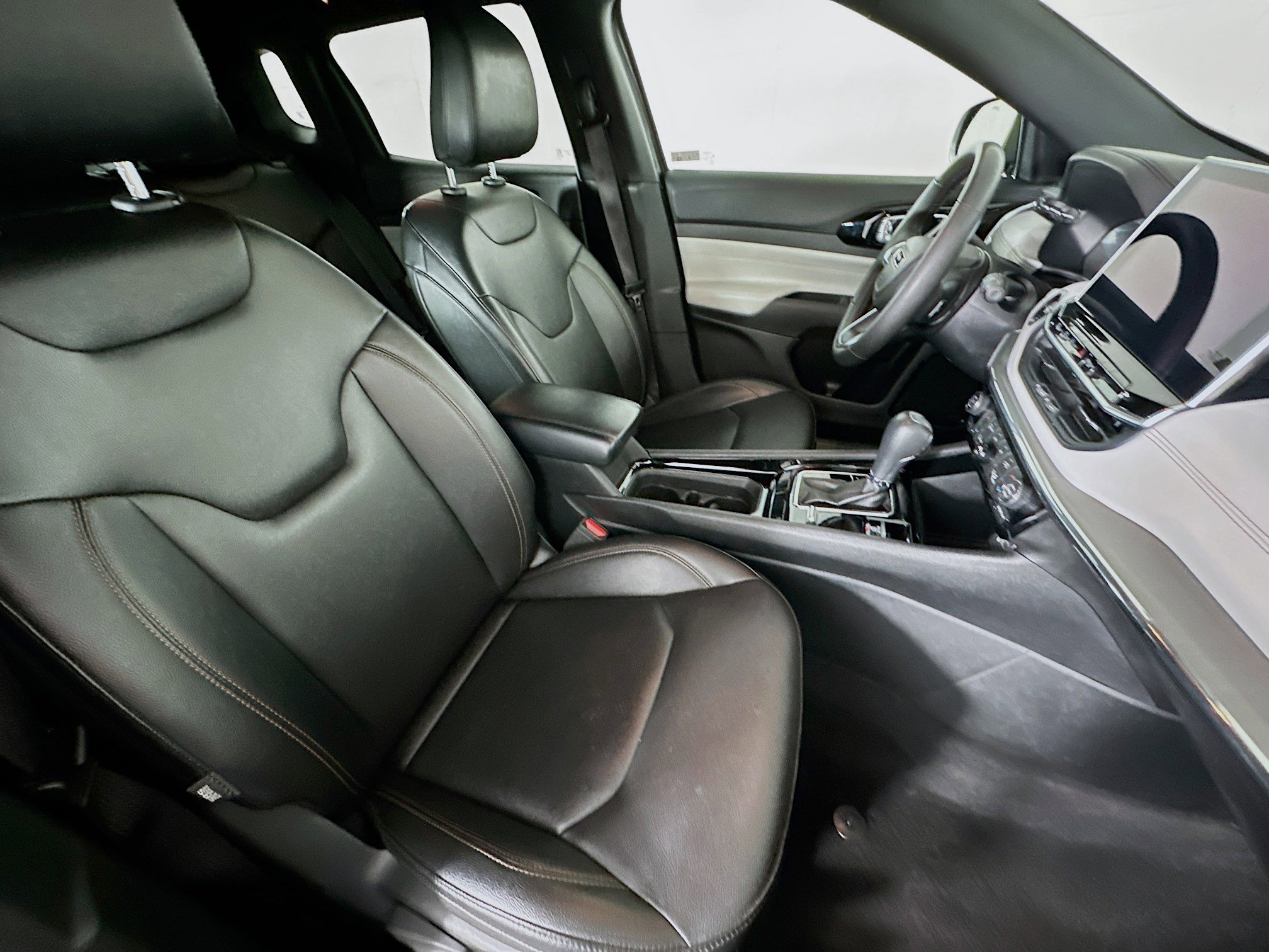 Used 2024 Jeep Compass Limited image 30