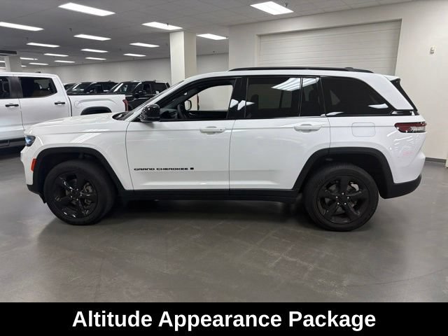 Used 2023 Jeep Grand Cherokee Altitude AWD/4WD image 4