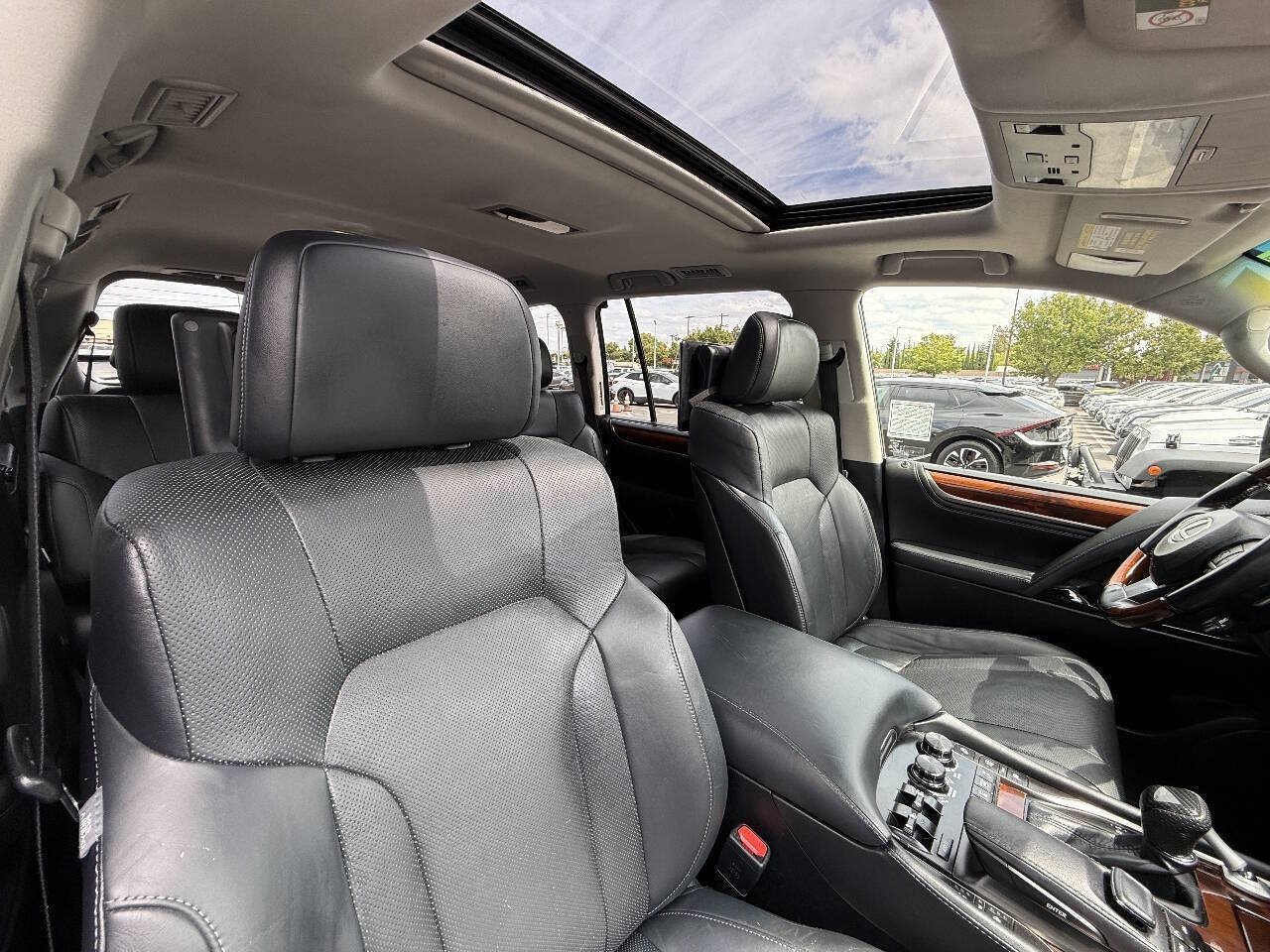 Used 2017 Lexus LX 570 4WD w/ Luxury Package image 26