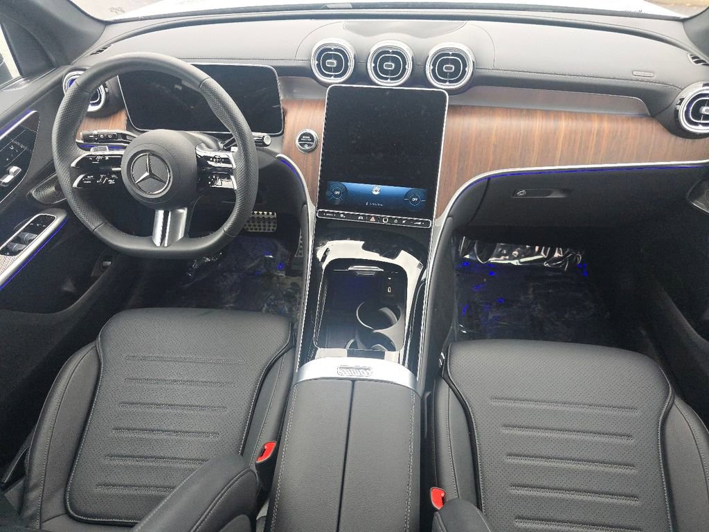 Used 2025 Mercedes-Benz GLC 300 4MATIC image 23