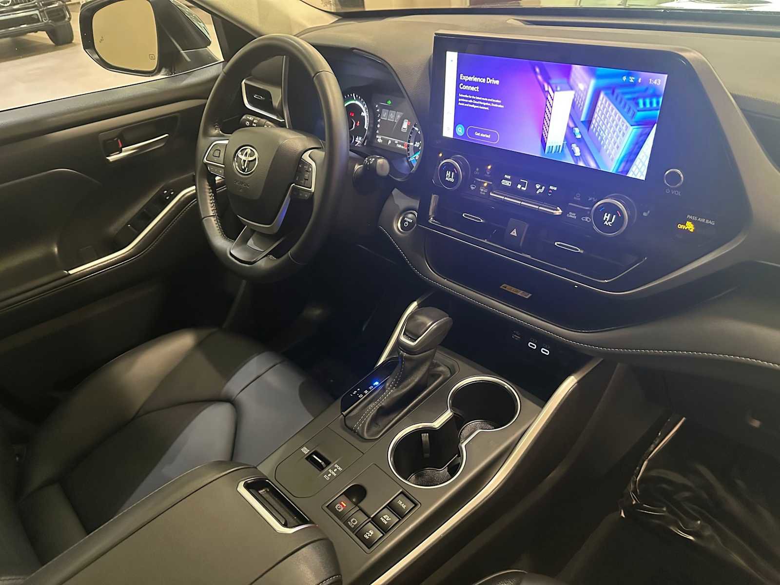 Certified 2025 Toyota Highlander XLE image 30