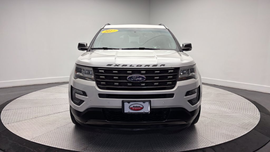 Used 2017 Ford Explorer XLT w/ Equipment Group 202A AWD/4WD image 47