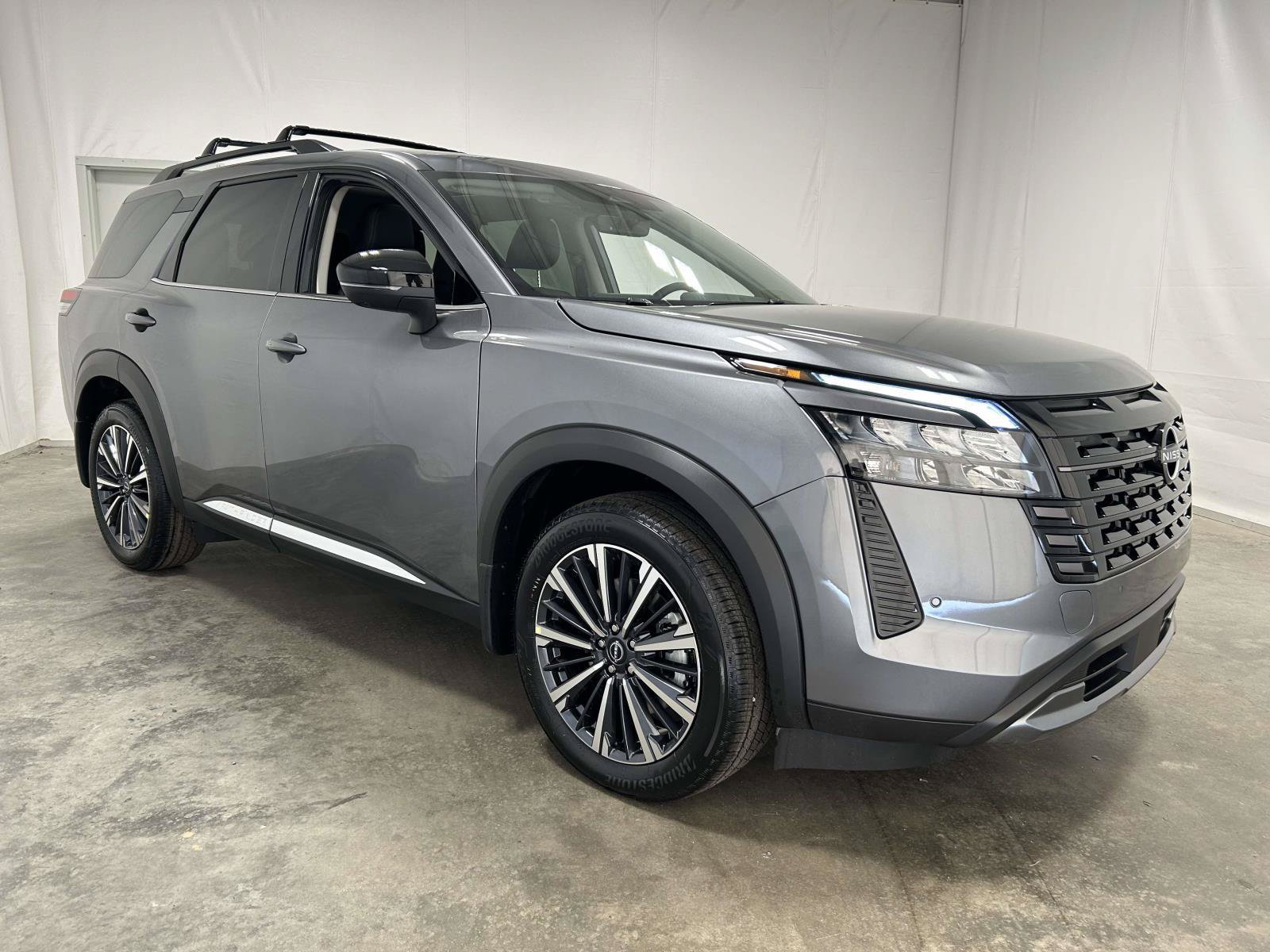 New 2026 Nissan Pathfinder Platinum FWD image 1