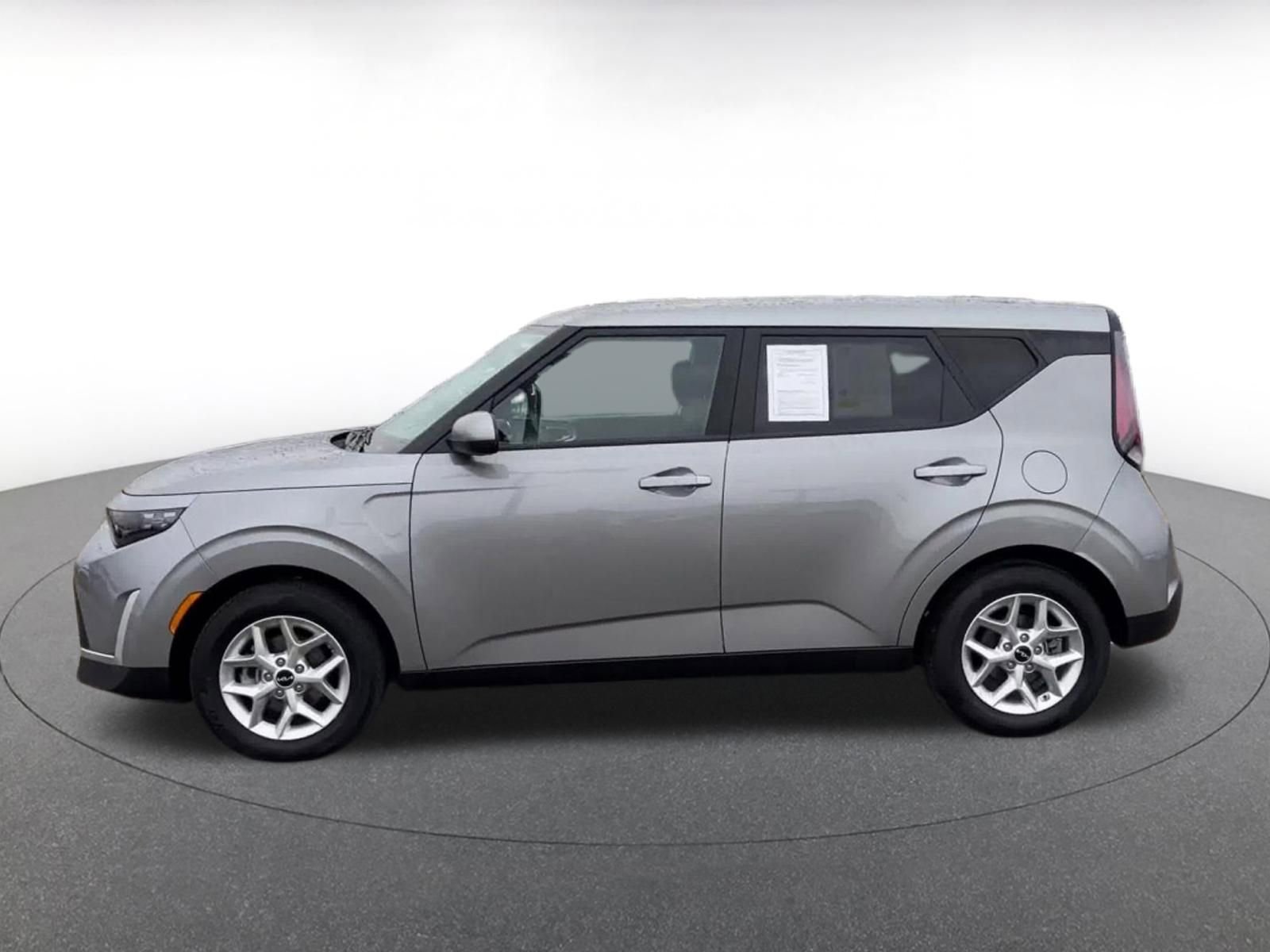 Used 2025 Kia Soul LX w/ LX Technology Package FWD image 8