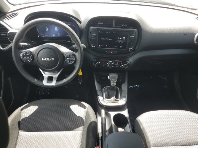 Used 2025 Kia Soul LX w/ LX Technology Package FWD image 7