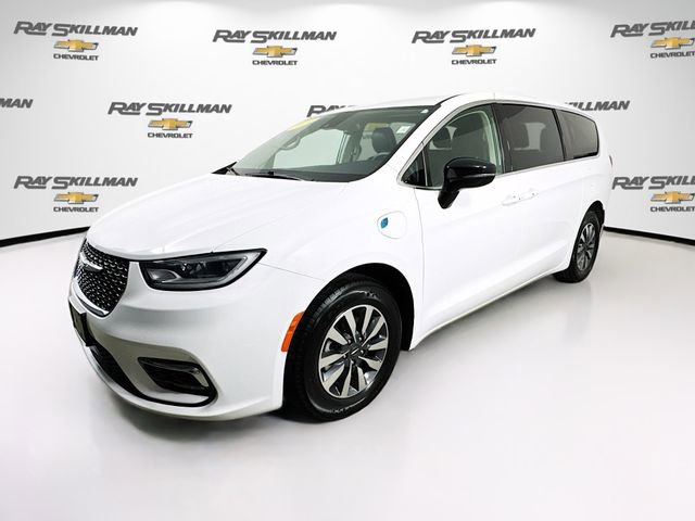 Used 2024 Chrysler Pacifica Select image 3