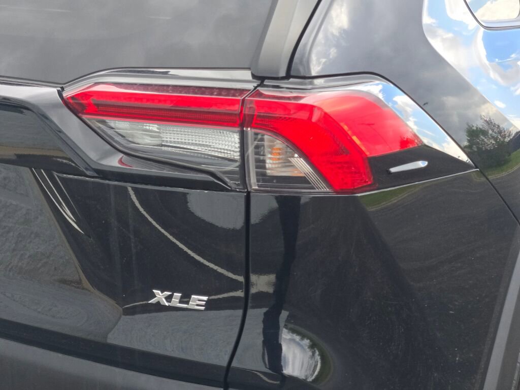 Used 2021 Toyota RAV4 XLE FWD image 11