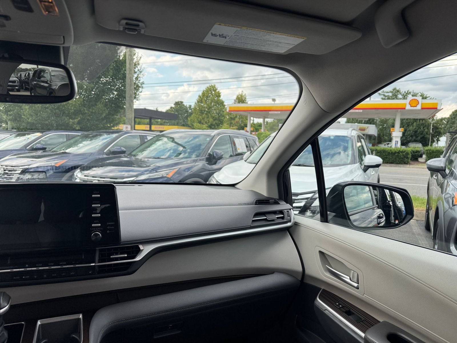 Used 2024 Toyota Sienna XLE FWD image 37
