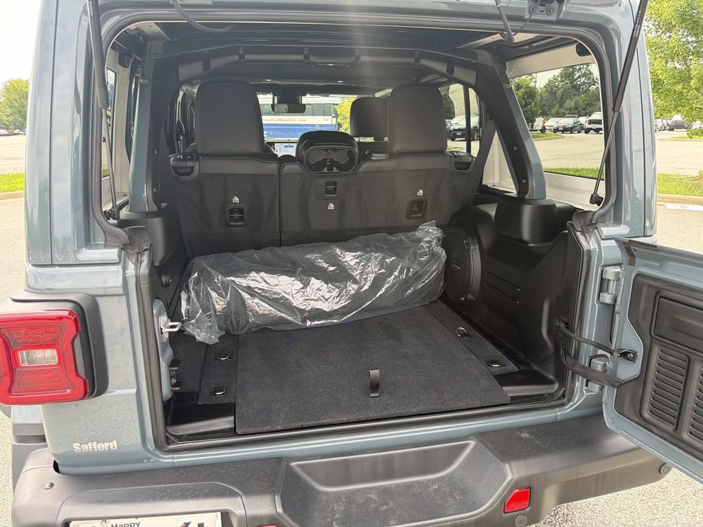 Used 2025 Jeep Wrangler Unlimited Rubicon AWD/4WD image 29